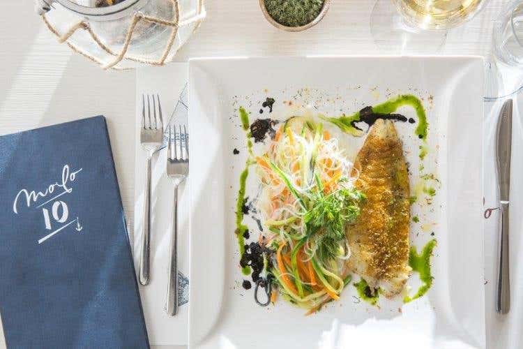 Filetti di rombo speziato con spaghetti di soia e verdure